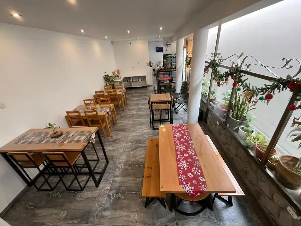 Comedor con mesas de madera
