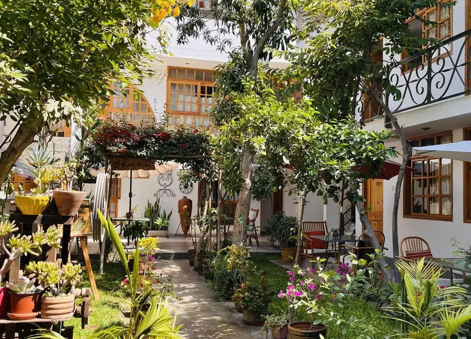 Patio con buganvillas